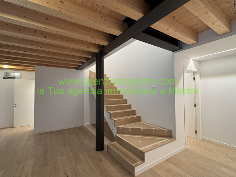 Proponiamo in vendita una splendida porzione di trifamiliare, situata nella centrale e vivace zon...