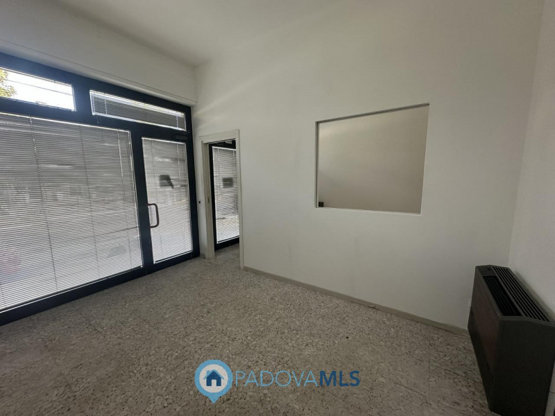 mmobile in esclusiva al Gruppo Padova MLS 

Ottimo negozio fronte strada in via Fornaci a Padova ...