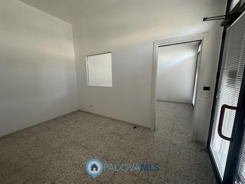mmobile in esclusiva al Gruppo Padova MLS 

Ottimo negozio fronte strada in via Fornaci a Padova ...