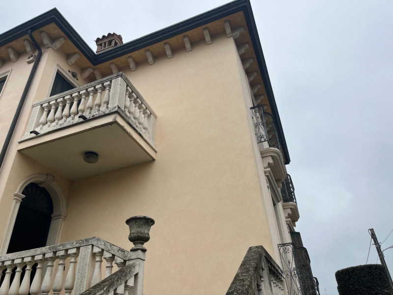 950k con ristrutturazioni di chi vende.
3 piani, con taverna e dependance. 
Tetto da rifare. --- ...
