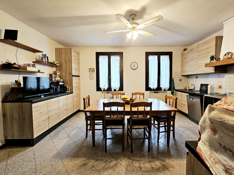 A Baone, località Rivadolmo, proponiamo in vendita una spaziosa casa a schiera porzione di testa,...