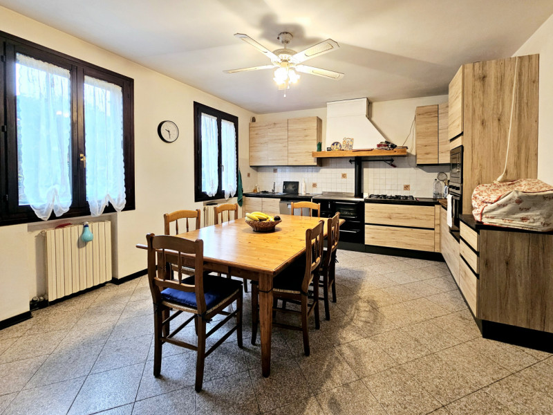 A Baone, località Rivadolmo, proponiamo in vendita una spaziosa casa a schiera porzione di testa,...