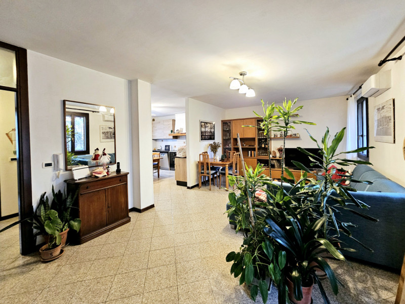 A Baone, località Rivadolmo, proponiamo in vendita una spaziosa casa a schiera porzione di testa,...