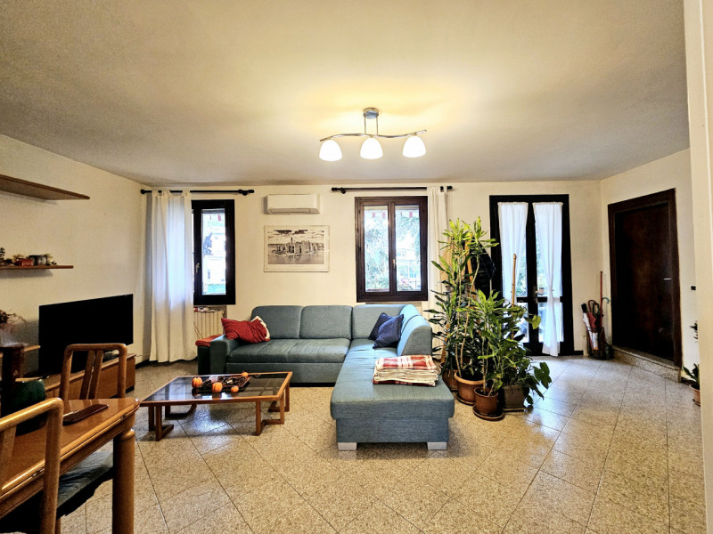 A Baone, località Rivadolmo, proponiamo in vendita una spaziosa casa a schiera porzione di testa,...