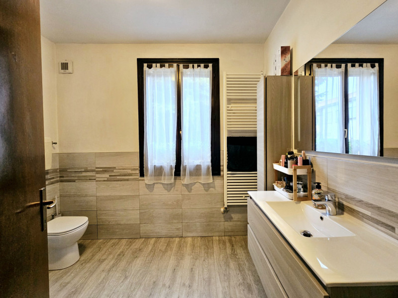 A Baone, località Rivadolmo, proponiamo in vendita una spaziosa casa a schiera porzione di testa,...