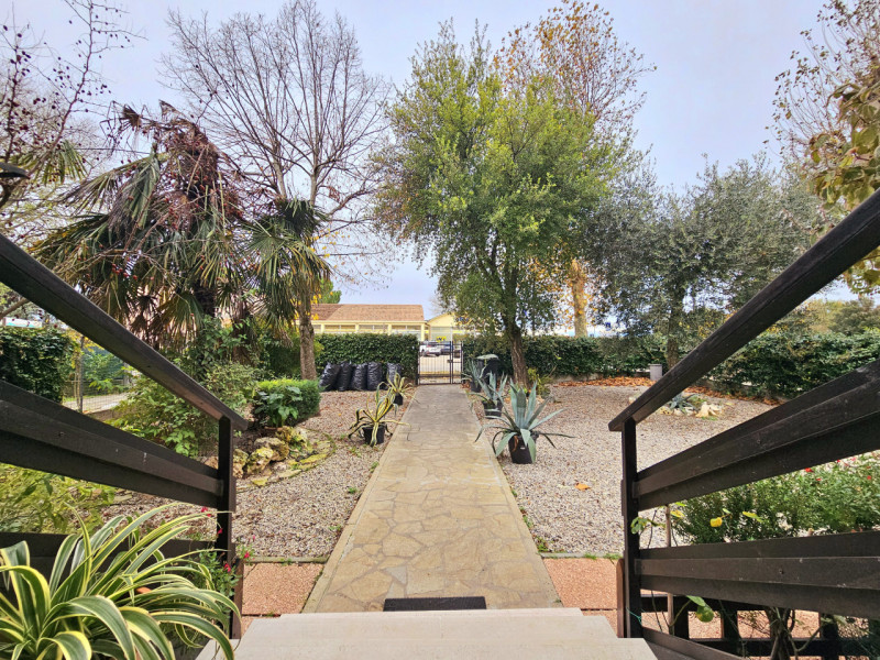 A Baone, località Rivadolmo, proponiamo in vendita una spaziosa casa a schiera porzione di testa,...