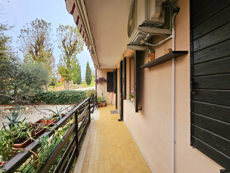 A Baone, località Rivadolmo, proponiamo in vendita una spaziosa casa a schiera porzione di testa,...