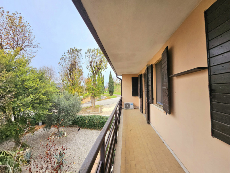 A Baone, località Rivadolmo, proponiamo in vendita una spaziosa casa a schiera porzione di testa,...