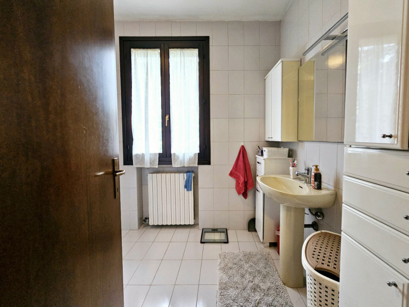 A Baone, località Rivadolmo, proponiamo in vendita una spaziosa casa a schiera porzione di testa,...