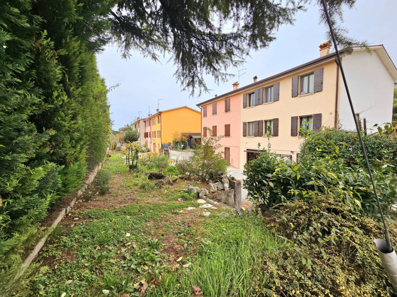 A Baone, località Rivadolmo, proponiamo in vendita una spaziosa casa a schiera porzione di testa,...