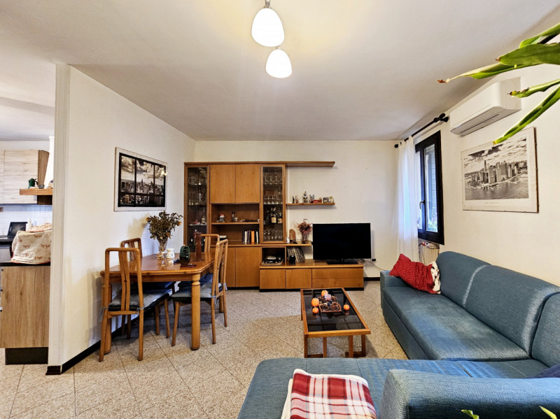 A Baone, località Rivadolmo, proponiamo in vendita una spaziosa casa a schiera porzione di testa,...