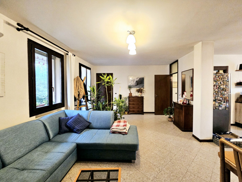 A Baone, località Rivadolmo, proponiamo in vendita una spaziosa casa a schiera porzione di testa,...