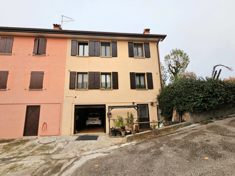 A Baone, località Rivadolmo, proponiamo in vendita una spaziosa casa a schiera porzione di testa,...