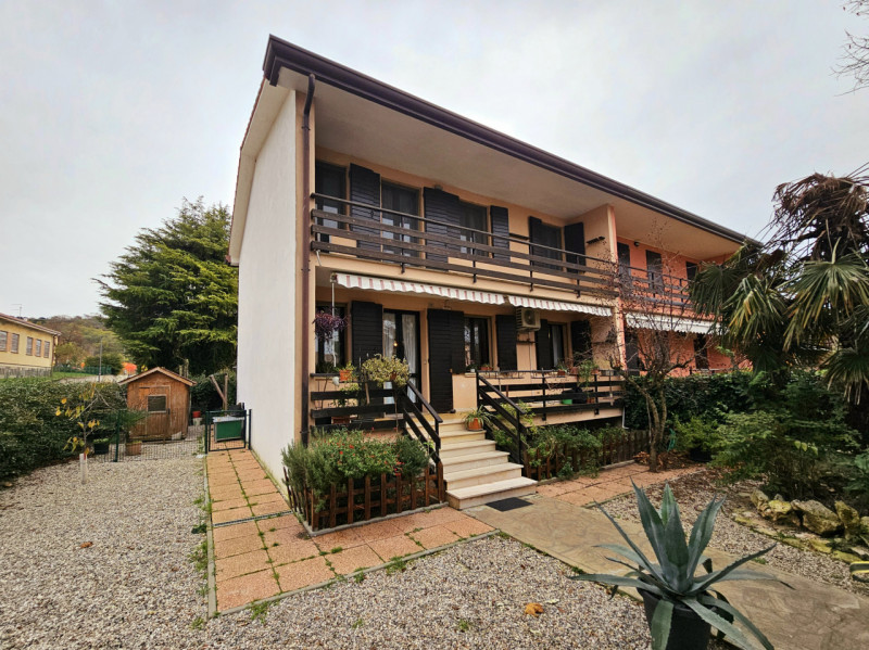 A Baone, località Rivadolmo, proponiamo in vendita una spaziosa casa a schiera porzione di testa,...