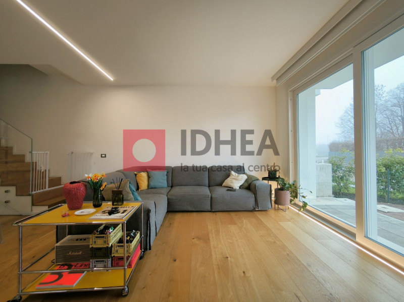 A Silea, in posizione privilegiata a pochi passi dalla suggestiva Restera e comodissima a tutti i...