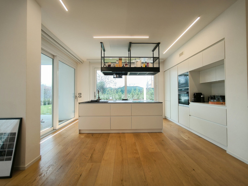 A Silea, in posizione privilegiata a pochi passi dalla suggestiva Restera e comodissima a tutti i...