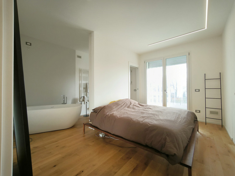 A Silea, in posizione privilegiata a pochi passi dalla suggestiva Restera e comodissima a tutti i...