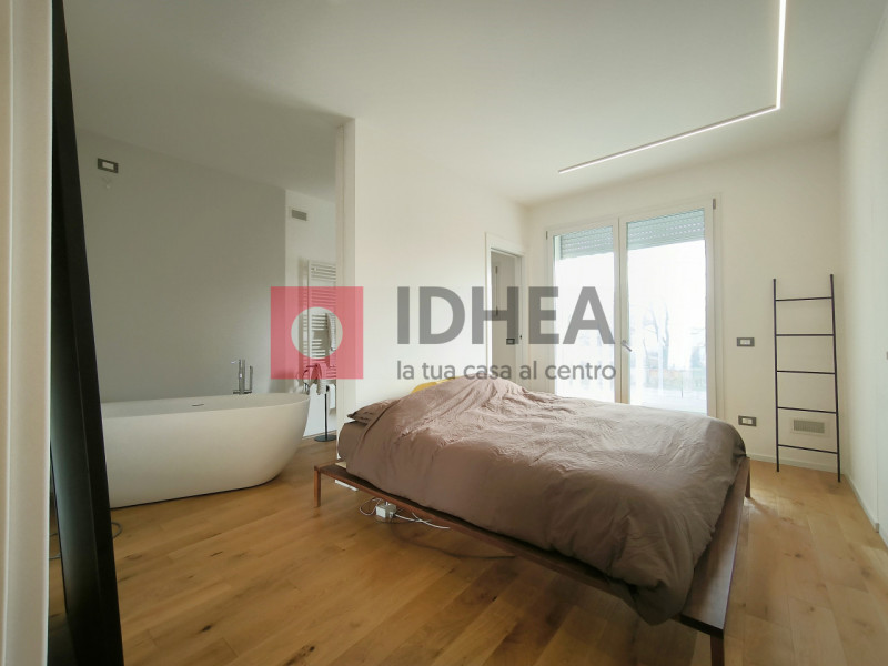 A Silea, in posizione privilegiata a pochi passi dalla suggestiva Restera e comodissima a tutti i...