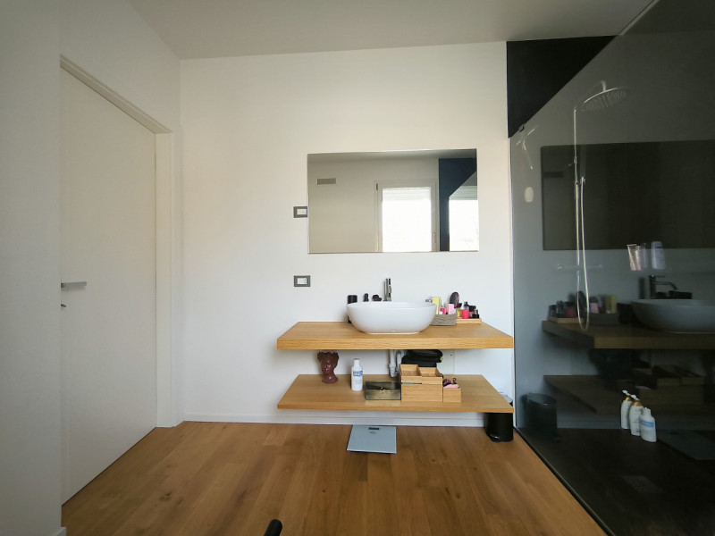 A Silea, in posizione privilegiata a pochi passi dalla suggestiva Restera e comodissima a tutti i...