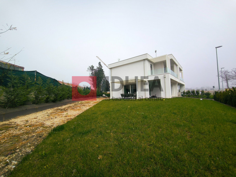 A Silea, in posizione privilegiata a pochi passi dalla suggestiva Restera e comodissima a tutti i...