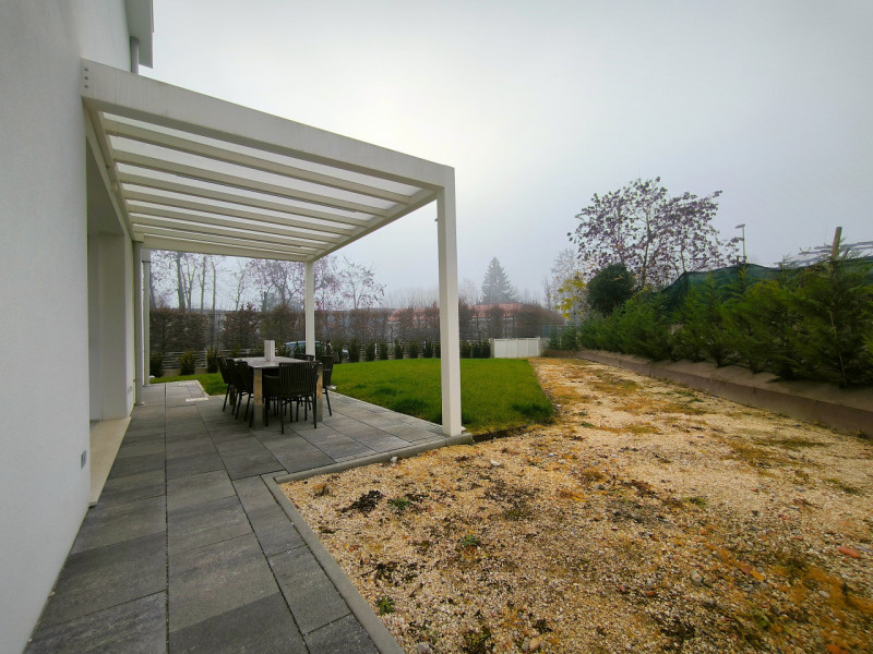 A Silea, in posizione privilegiata a pochi passi dalla suggestiva Restera e comodissima a tutti i...