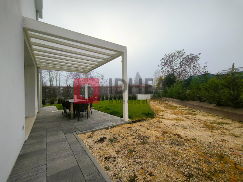 A Silea, in posizione privilegiata a pochi passi dalla suggestiva Restera e comodissima a tutti i...