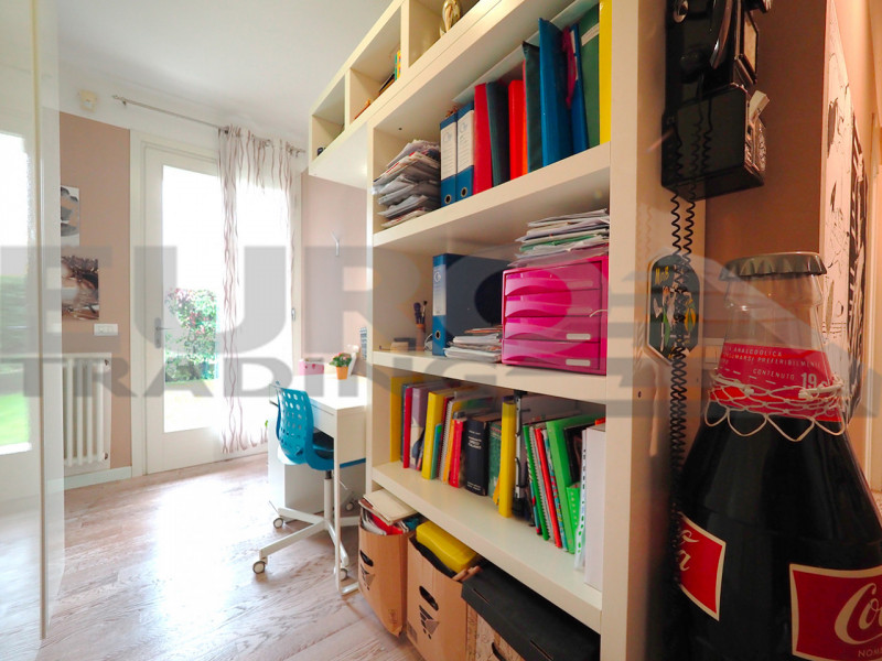 In una delle aree più piacevoli e curate di Zero Branco, proponiamo raffinato appartamento al pia...