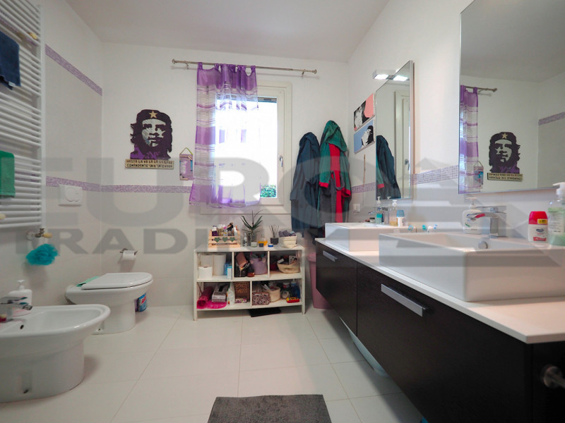 In una delle aree più piacevoli e curate di Zero Branco, proponiamo raffinato appartamento al pia...