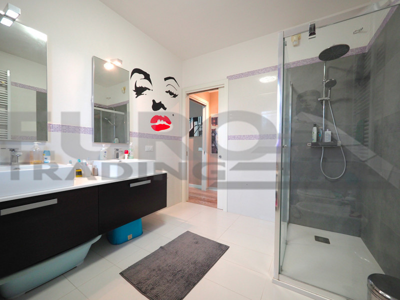 In una delle aree più piacevoli e curate di Zero Branco, proponiamo raffinato appartamento al pia...