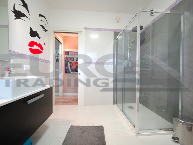 In una delle aree più piacevoli e curate di Zero Branco, proponiamo raffinato appartamento al pia...