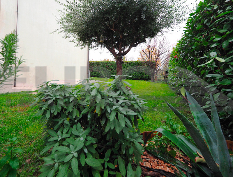 In una delle aree più piacevoli e curate di Zero Branco, proponiamo raffinato appartamento al pia...