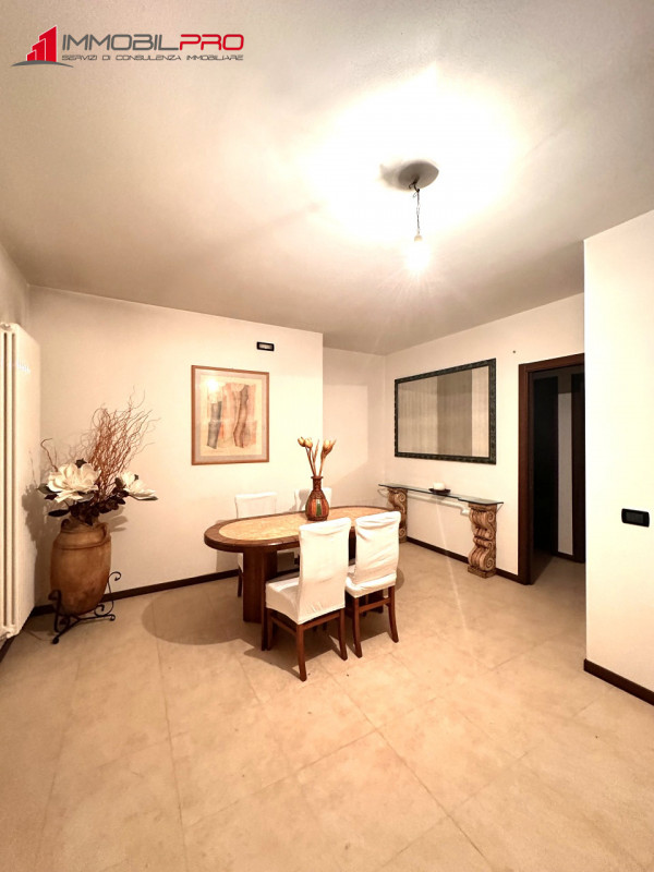 Proponiamo midi appartamento al piano terra con taverna e lavanderia nell'interrato, in contesto ...