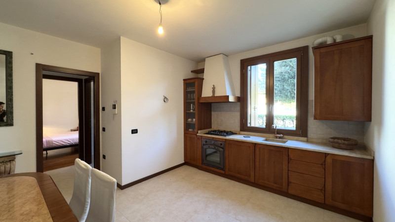 Proponiamo midi appartamento al piano terra con taverna e lavanderia nell'interrato, in contesto ...