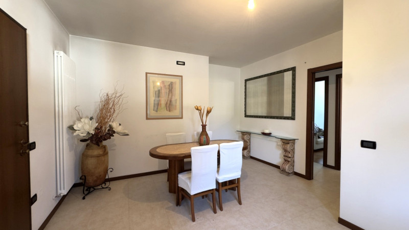 Proponiamo midi appartamento al piano terra con taverna e lavanderia nell'interrato, in contesto ...