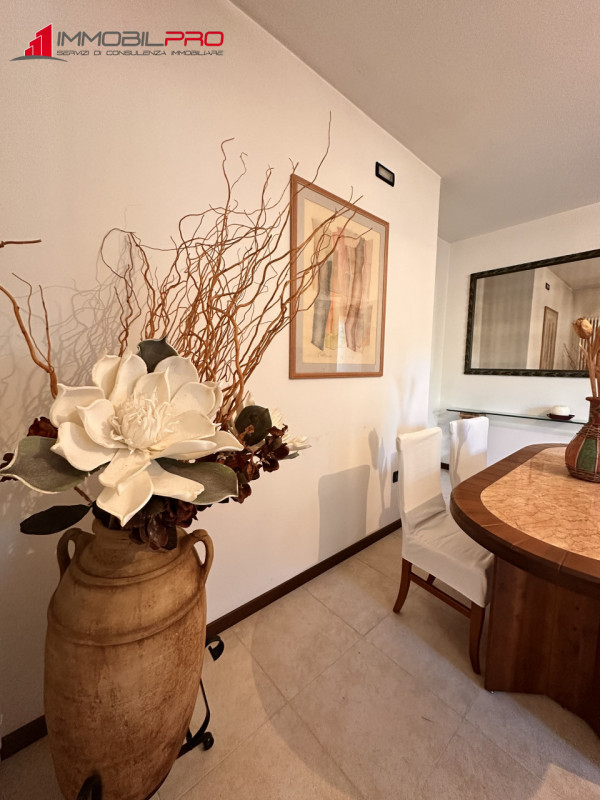 Proponiamo midi appartamento al piano terra con taverna e lavanderia nell'interrato, in contesto ...