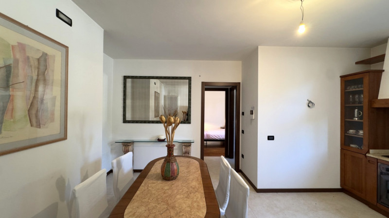 Proponiamo midi appartamento al piano terra con taverna e lavanderia nell'interrato, in contesto ...