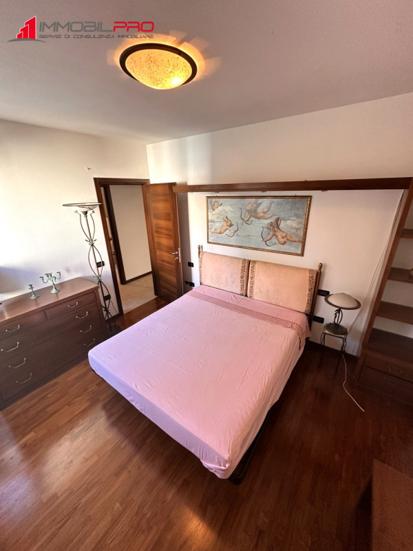 Proponiamo midi appartamento al piano terra con taverna e lavanderia nell'interrato, in contesto ...