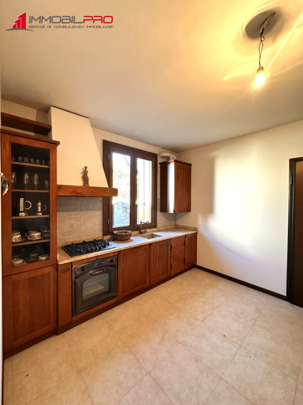 Proponiamo midi appartamento al piano terra con taverna e lavanderia nell'interrato, in contesto ...