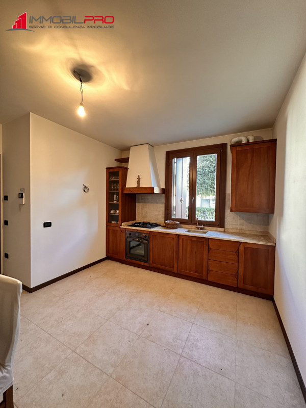 Proponiamo midi appartamento al piano terra con taverna e lavanderia nell'interrato, in contesto ...