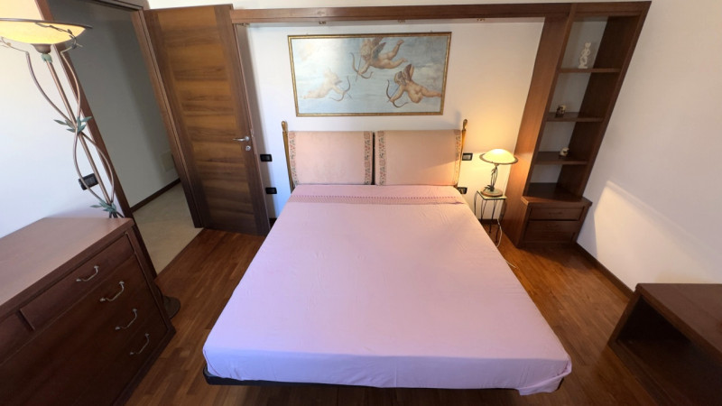 Proponiamo midi appartamento al piano terra con taverna e lavanderia nell'interrato, in contesto ...