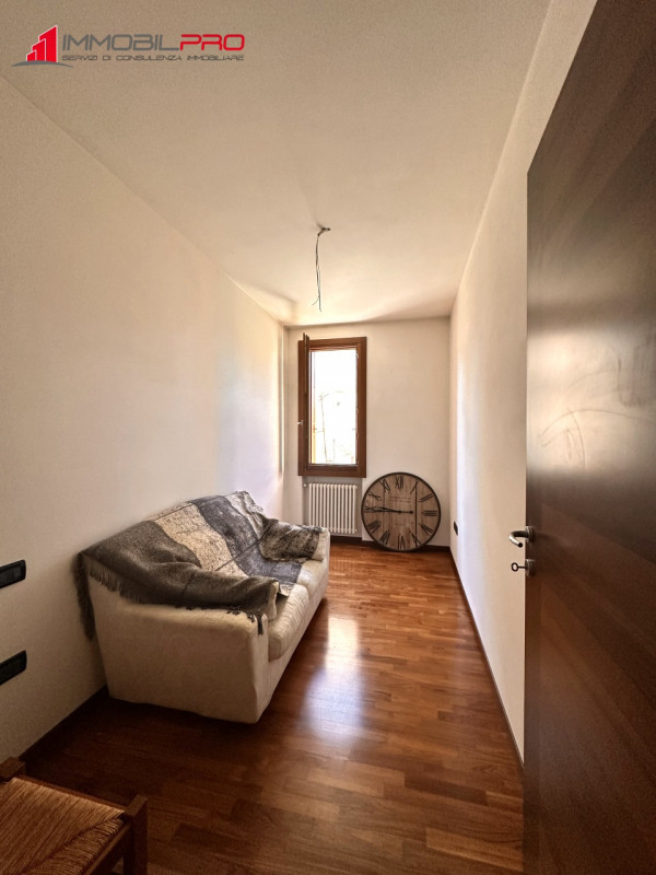 Proponiamo midi appartamento al piano terra con taverna e lavanderia nell'interrato, in contesto ...