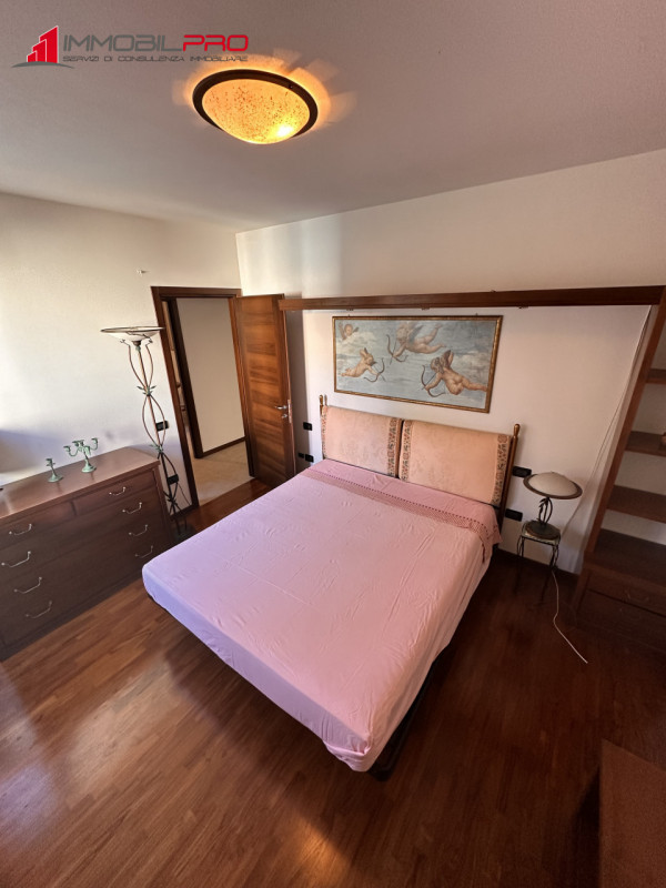 Proponiamo midi appartamento al piano terra con taverna e lavanderia nell'interrato, in contesto ...