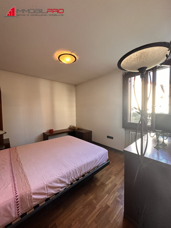 Proponiamo midi appartamento al piano terra con taverna e lavanderia nell'interrato, in contesto ...