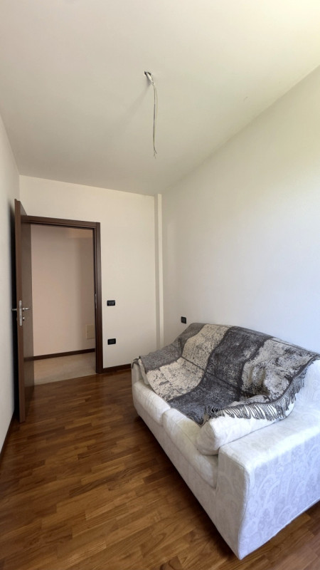 Proponiamo midi appartamento al piano terra con taverna e lavanderia nell'interrato, in contesto ...