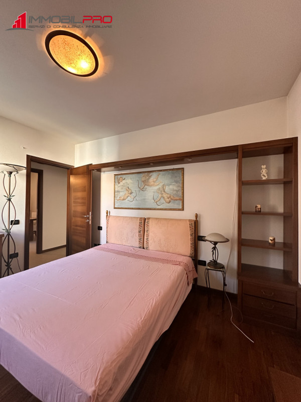 Proponiamo midi appartamento al piano terra con taverna e lavanderia nell'interrato, in contesto ...