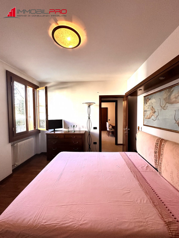 Proponiamo midi appartamento al piano terra con taverna e lavanderia nell'interrato, in contesto ...