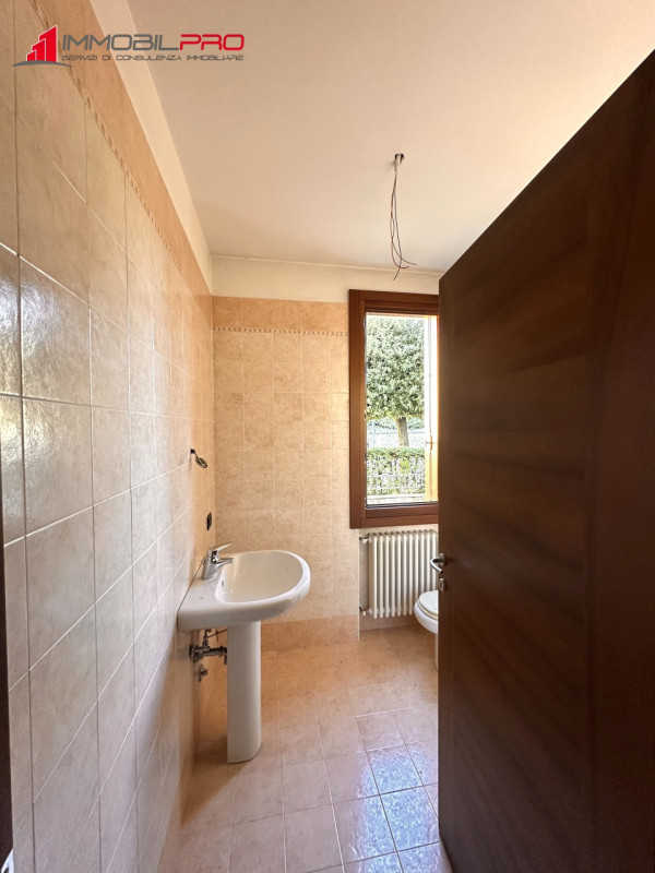 Proponiamo midi appartamento al piano terra con taverna e lavanderia nell'interrato, in contesto ...