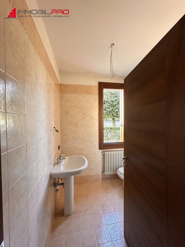 Proponiamo midi appartamento al piano terra con taverna e lavanderia nell'interrato, in contesto ...