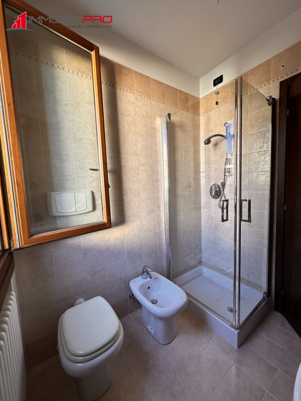 Proponiamo midi appartamento al piano terra con taverna e lavanderia nell'interrato, in contesto ...