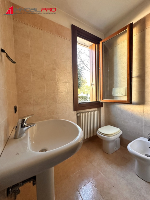 Proponiamo midi appartamento al piano terra con taverna e lavanderia nell'interrato, in contesto ...